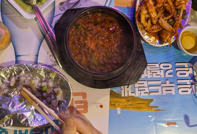 Il sashimi di polpo, la zuppa di bachi da seta e delle seppie saltate